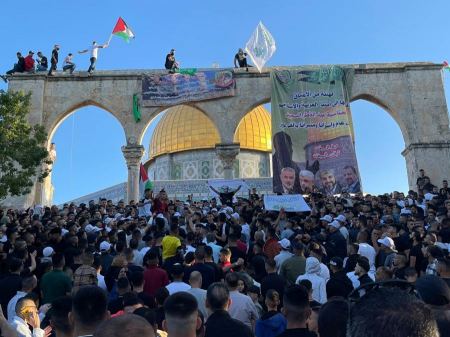 100 الف مصل ادوا صلاة العيد في المسجد الاقصى